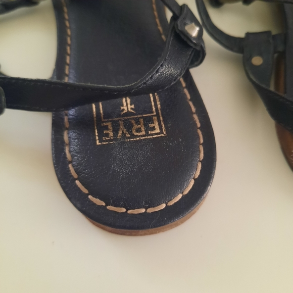 Frye Carson Ring Sling Black Leather T Strap Sandals Studded Details Womens 9M - Picture 12 of 15